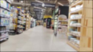 Marketin arka planında vitrinlerin ve rafların arasında mal ile birlikte dolaşmak, bulanık. Metin için alanı kopyala