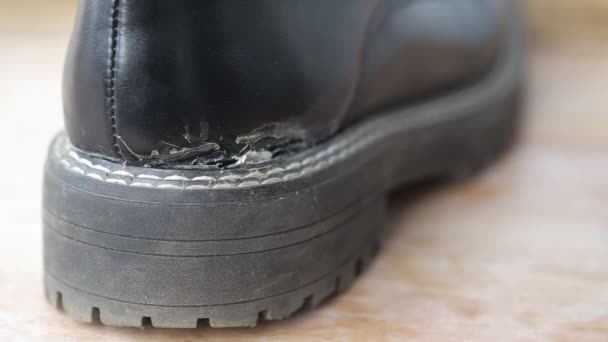 Roztrhaná podrážka na módních zimních botách. Zimní boty špatné kvality, makro — Stock video