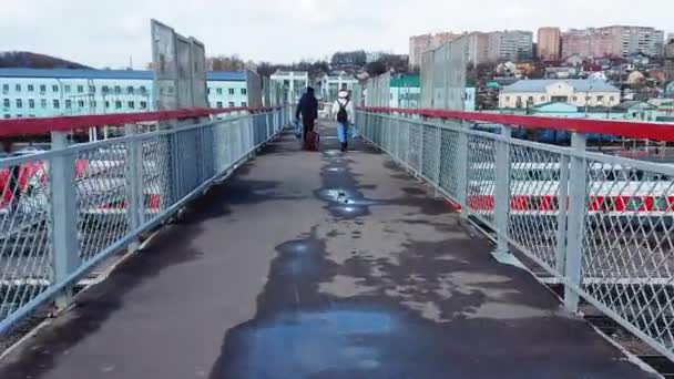 Estação ferroviária de inverno, as pessoas com sacos correm para o trem em uma viagem. Passageiros — Vídeo de Stock