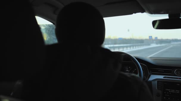 El conductor conduce el coche en la autopista en invierno. Camino resbaladizo de invierno, viaje. Copia espacio para texto. Movimiento lento — Vídeo de stock