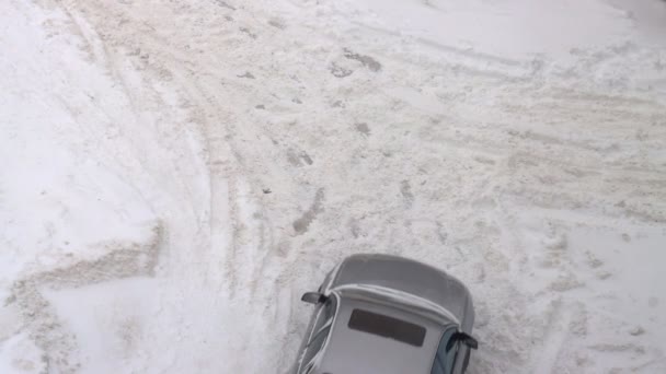 BOBRUISK, BELARUS 13.02.21: auto s náhonem na zadní kola uklouzne v zimě na silnici na ledu — Stock video