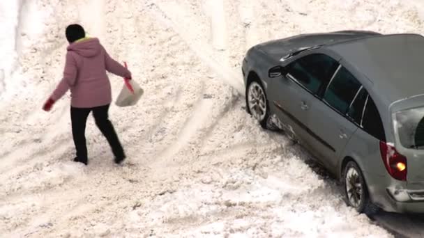 Автомобиль скользит по снегу, под которым зимой на дороге лед. Сильная метель, сугроб — стоковое видео