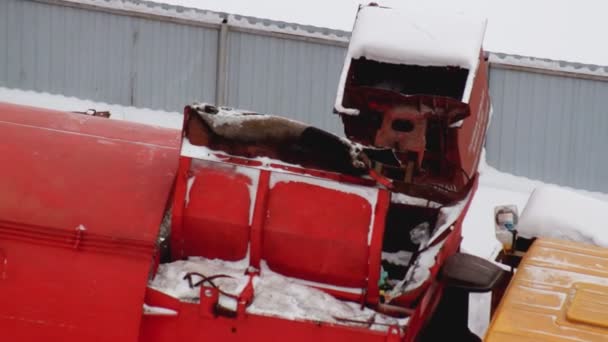 Απορρίμματα μπορεί φορτηγό αφαιρεί σκουπίδια από σκουπιδοτενεκέδες το χειμώνα, close-up — Αρχείο Βίντεο