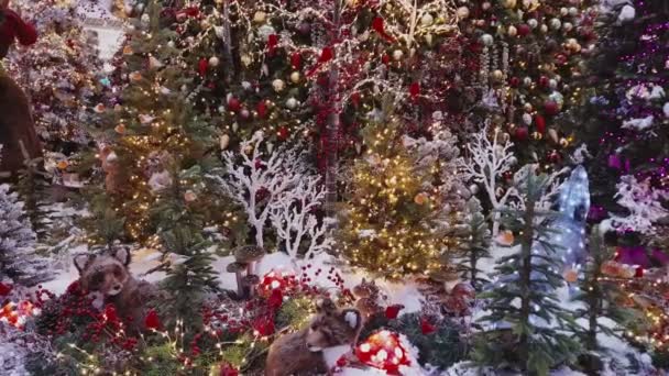 Рождественские елки украшены игрушками, зимними гирляндами и огнями освещения в торговом центре, крупным планом. Продажи, скидки концепции. Праздничное веселье. Новогодняя ночь — стоковое видео