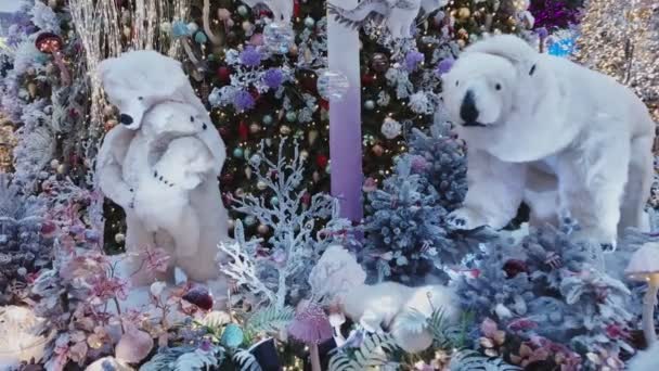 Рождественские елки украшены зимними гирляндами и светильниками. Семья белых медведей в торговом центре. Продажи, скидки концепции. Праздничное веселье. Крупный план. Новогодняя ночь — стоковое видео