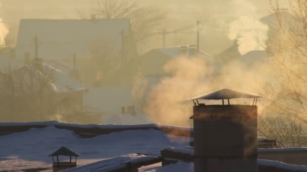 Para z rur wentylacyjnych domu wychodzi zimą w mroźnym powietrzu. Słoneczny mroźny poranek, miejsce na tekst — Wideo stockowe