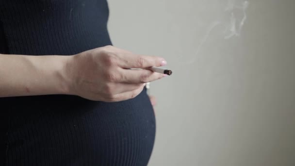 Καπνισμένη κοπέλα με τσιγάρο με μεγάλη κοιλιά κατά τη διάρκεια της εγκυμοσύνης. Κίνδυνοι και κίνδυνοι για την υγεία του παιδιού όταν καπνίζει μια έγκυο μητέρα. Αντιγραφή χώρου για κείμενο — Αρχείο Βίντεο