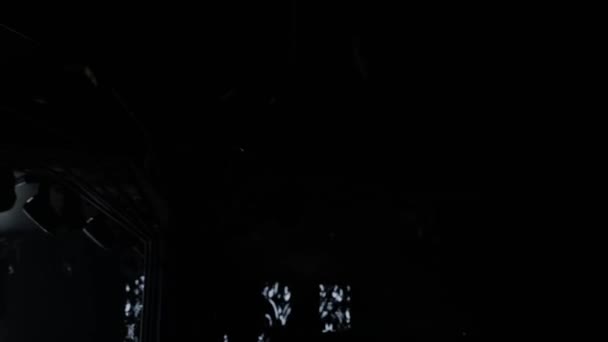 Φωτισμός σε νυχτερινό κέντρο διασκέδασης. Πολύχρωμα φώτα και ελαφριά μουσική, όμορφο τοπίο, φόντο. Φεστιβάλ — Αρχείο Βίντεο