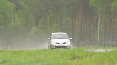 Bobruisk-Minsk Yolu, BELARUS - 19 Mayıs 2021: Yağmur yağdığında farlar açık olarak otoyolda araba ve kamyon trafiği