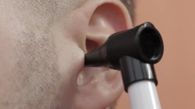 Hastaların kulaklarında otolarengoloji ve makroda hastalık olup olmadığına dair teşhis ve muayene. Otoskop