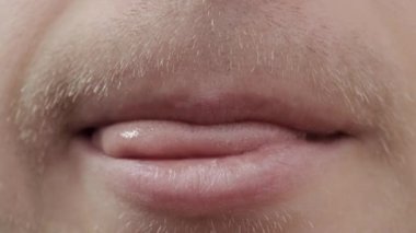 Tıraşsız adam dudaklarını diliyle yalar, makro. Duygular