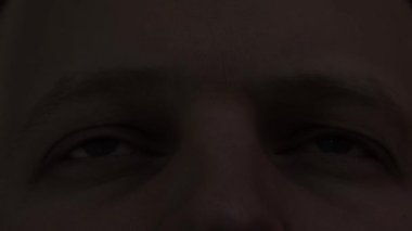 Direksiyon başında uyuyan yorgun bir sürücünün gözleri. Araba kullanırken uyuma tehlikesi, yakın çekim.