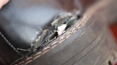 Kış ayakkabılarının tabanı yırtılmış. Kalitesiz kış botları, makro.