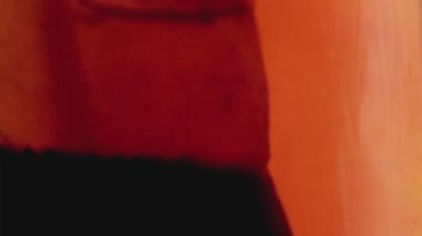 Çay poşeti sıcak suyla bardakta, çay yapıyor. Macro, arka plan