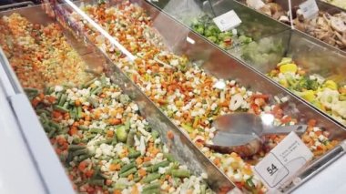 Donmuş sebze karışımı bir markette satılıyor, sağlıklı dondurulmuş gıdalar.