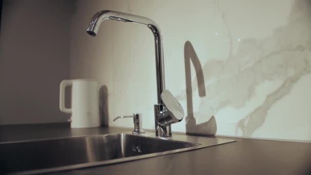 台所の水道水を垂らすと男が水を閉じます。節水の概念。テキストのコピースペース — ストック動画