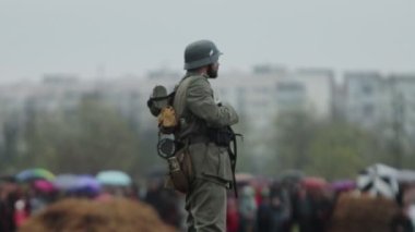 2. Dünya Savaşı sırasında Alman ordusunun Wehrmacht üniformalı sakallı askeri, 22 Haziran 1941 'de Sovyetler Birliği' nde işgalin yeniden yapılandırılması sırasında el hareketi ve gülümseme gösteriyor.