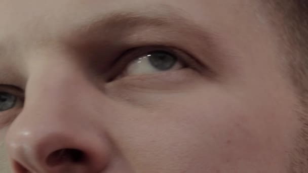 顔と目のためのハーブパッチは、視力を向上させるために、顔の筋肉をリラックスさせます。顔に丸みを帯びたハーブのパッチを持つ男。閉鎖 — ストック動画