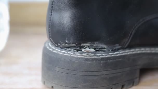Torn sole on trendy winter shoes. Poor quality winter boots, macro — Stock Video