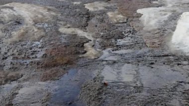 Şehirde ilkbaharda eriyen karlar. Şehrin içinden akan su akıntıları. Baharın başlangıcı, arka plan