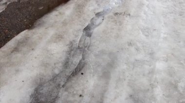 Şehirde ilkbaharda eriyen karlar. Şehrin içinden akan su akıntıları. Baharın başlangıcı, arka plan