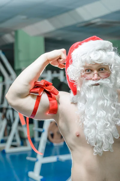 Santa in een sportschool — Stockfoto