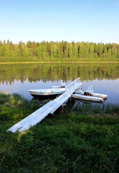 Landschaft eines alten Teiches mit Booten an der Küste. — Stockfoto