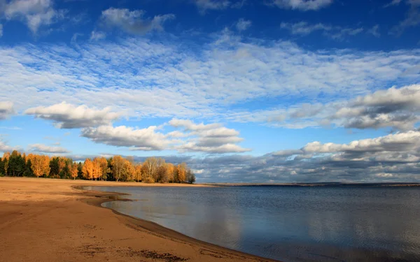 Paisaje de la orilla del río otoño . —  Fotos de Stock