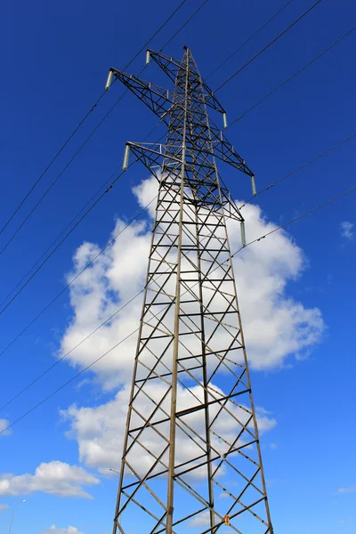 Diseño metálico para una línea eléctrica contra el cielo . — Foto de Stock
