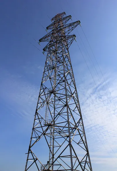 Diseño metálico para una línea eléctrica contra el cielo — Foto de Stock