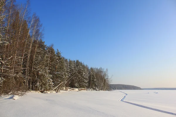 Winterlandschaft am Flussufer. — Stockfoto