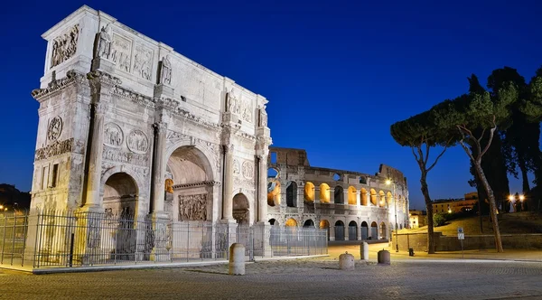 Arco triunfal y el Coliseo — Foto de Stock