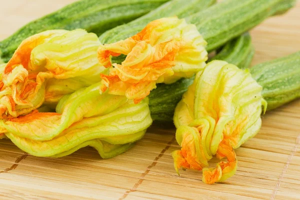 Fiori di zucca, zucchine — Stok fotoğraf