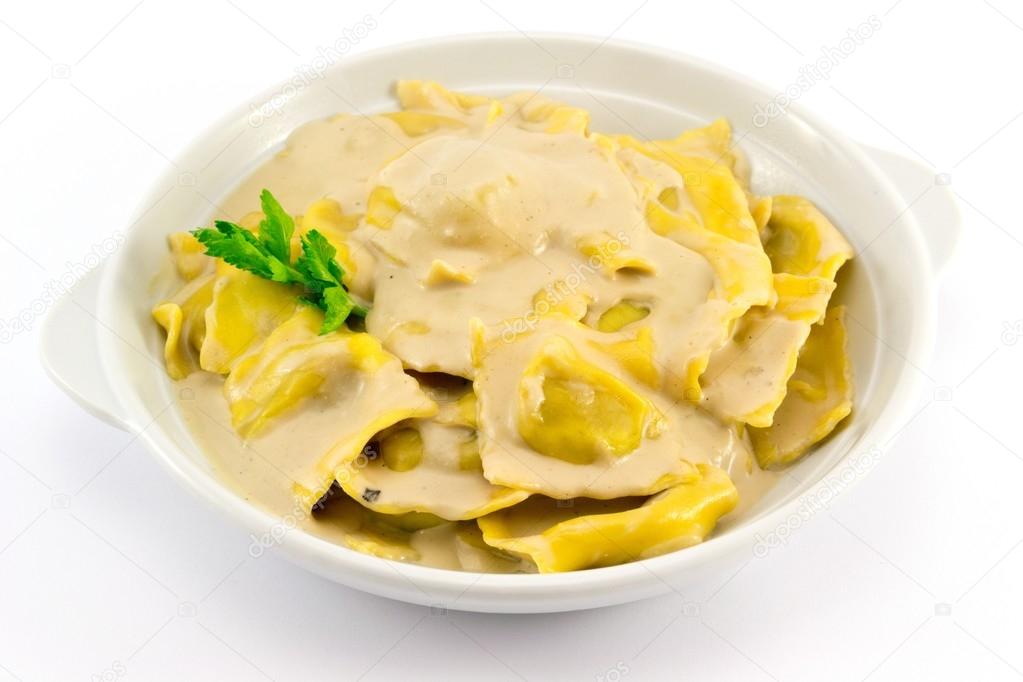 Ravioli ripieni ai porcini e crema ai funghi