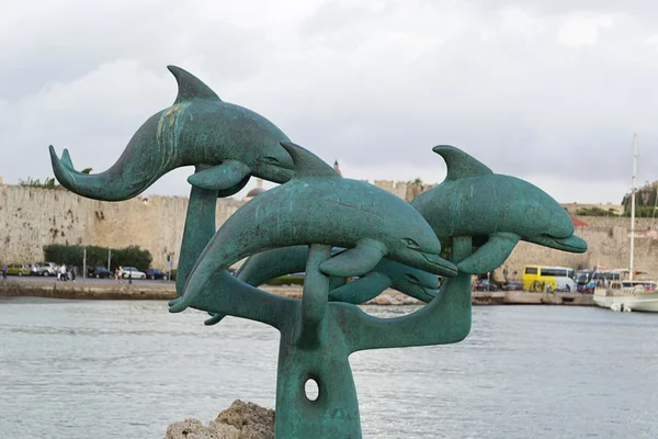 Delfiner, monument till hamnen mandraki-Rhodos, Grekland — Stockfoto