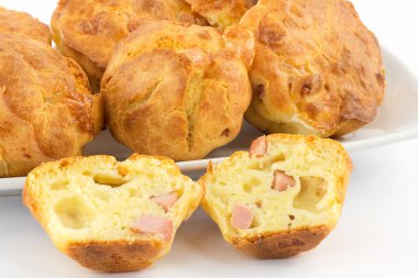 Muffin jambon ve mozzarella ile