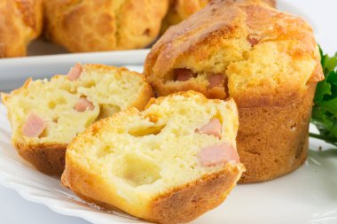 Muffin jambon ve mozzarella ile