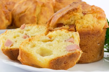 Muffin jambon ve mozzarella ile