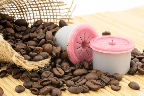 Cápsulas e grãos de café — Fotografia de Stock