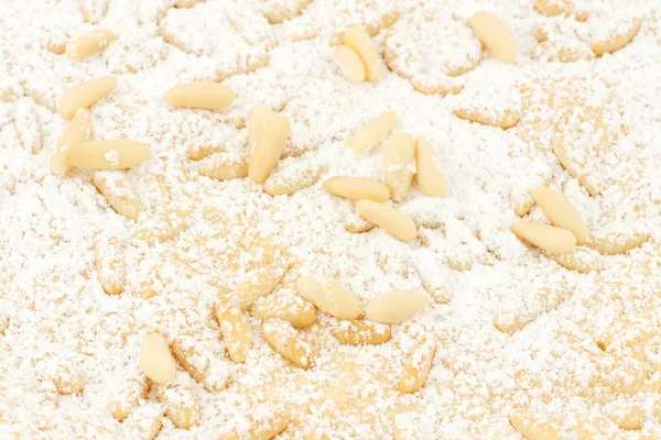 Torta della Nonn con crema e pinoli