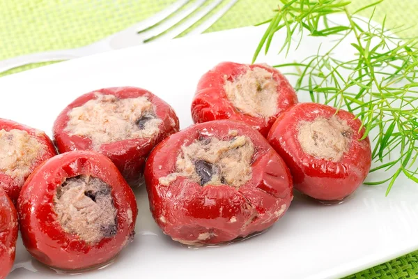 Paprika gefüllt mit Thunfisch — Stockfoto