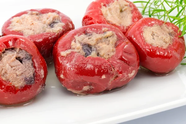 Paprika gefüllt mit Thunfisch — Stockfoto