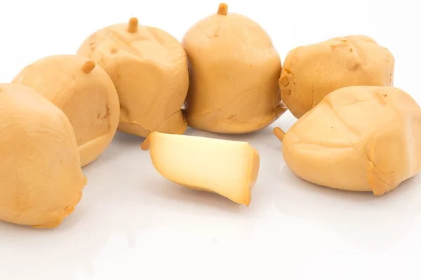 Scamorza geräuchert, typisch italienischer Käse — Stockfoto