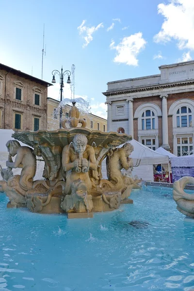 Fonte da Piazza del Popolo, Pesaro — Fotografia de Stock