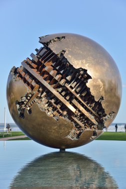 Pesaro ve büyük topu pomodoro heykeltraş