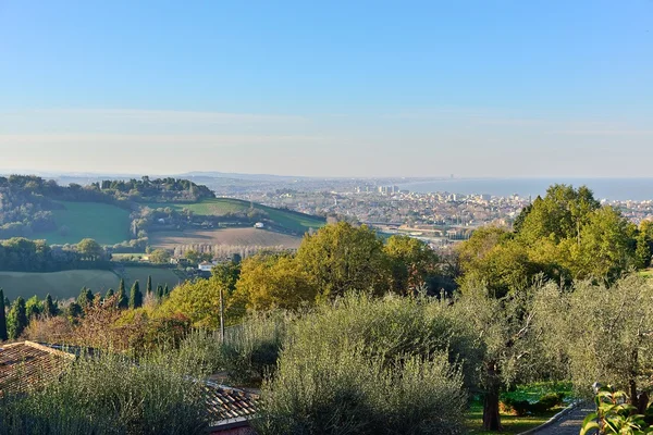 Paisagem de Pesaro e a costa do Adriático Fotos De Bancos De Imagens