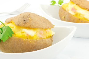 jambon ve mozzarella peyniri ile doldurulmuş fırında patates