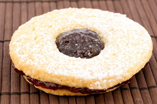 Cookies met cherry jam-bullseye — Stockfoto