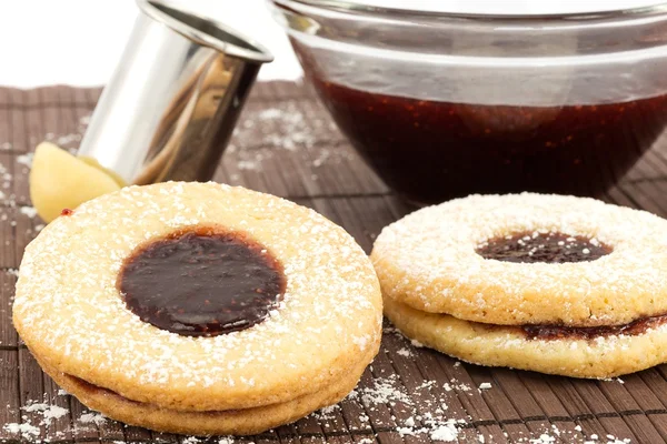 Biscuits with strawberry jam- bull's eye — Stock Photo, Image