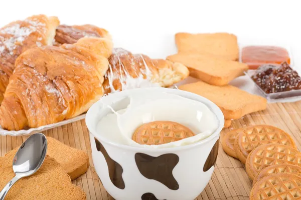 Melk en koekjes — Stockfoto